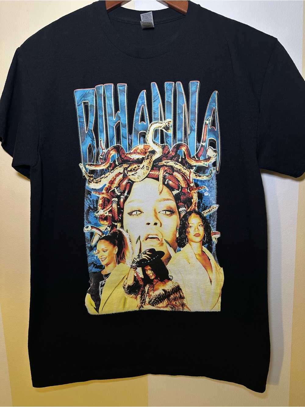 Rihanna Medusa GQ Graphic T Shirt Gildan Heavy Cotton Black Rap Tee Mens M